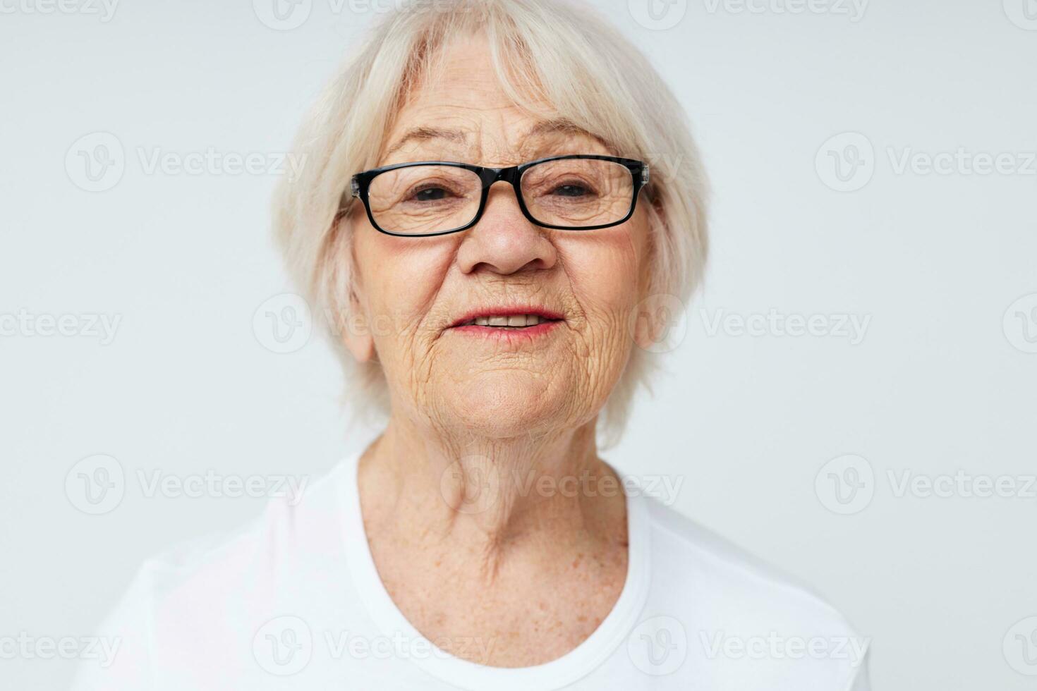 retrato do a velho amigáveis mulher visão problemas com óculos luz fundo foto