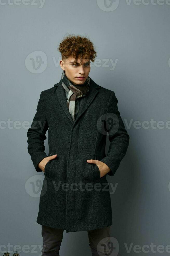 bonito jovem homem Preto casaco posando moda isolado fundo foto