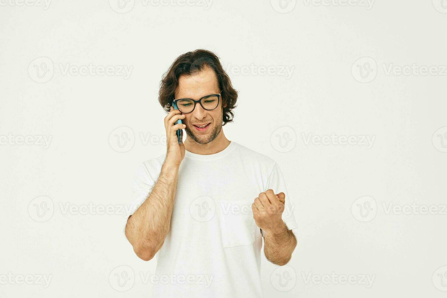 homem falando em a telefone tecnologias estilo de vida inalterado foto
