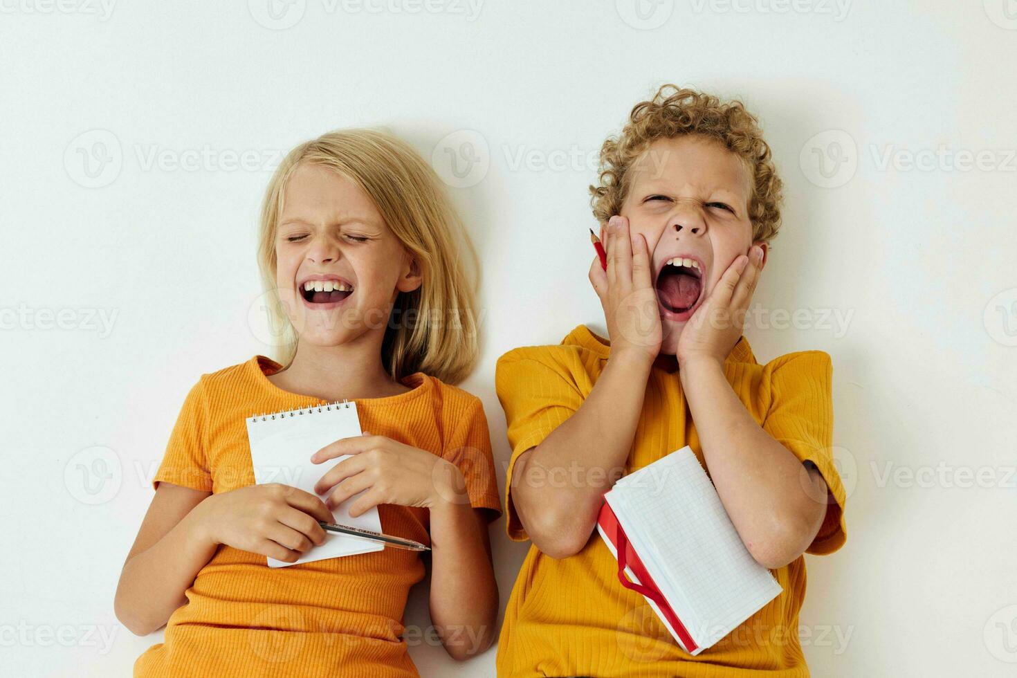 dois alegre crianças infância entretenimento desenhando infância estilo de vida inalterado foto