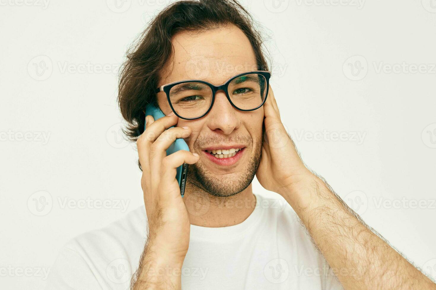 atraente homem falando em a telefone tecnologias estilo de vida inalterado foto