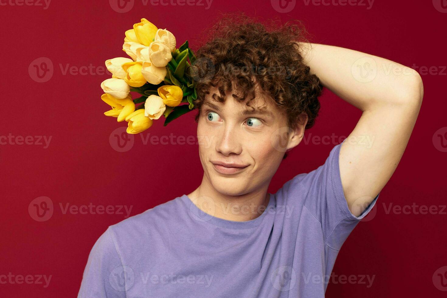 uma jovem homem vermelho cabelo dentro casual vestem ramalhete do flores presente isolado fundo inalterado foto