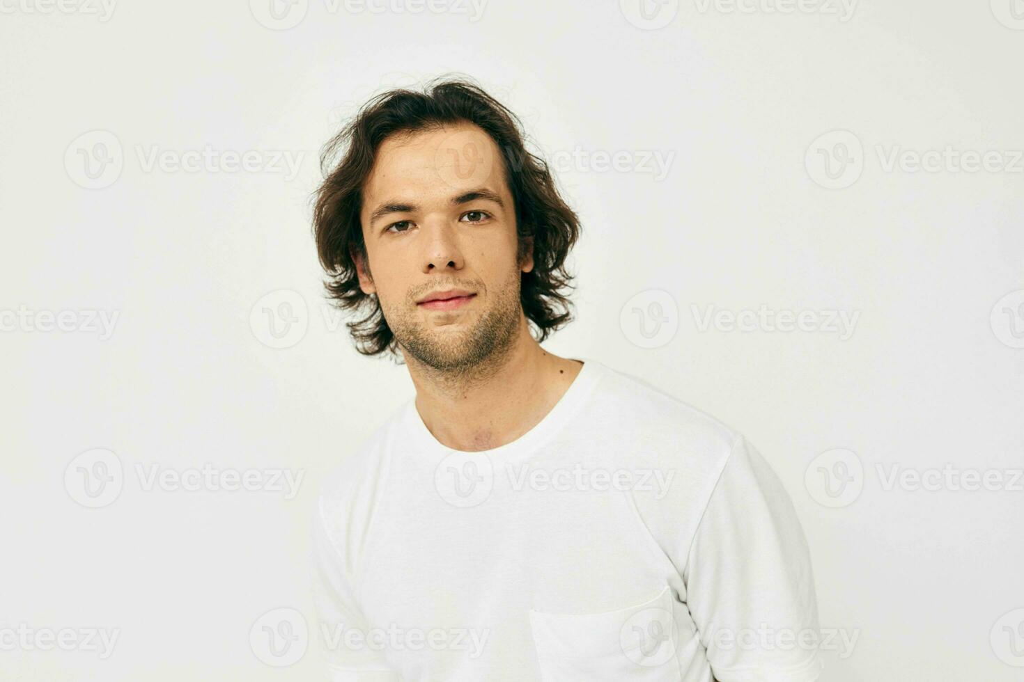 alegre homem dentro branco camiseta moda cortada Visão isolado fundo foto