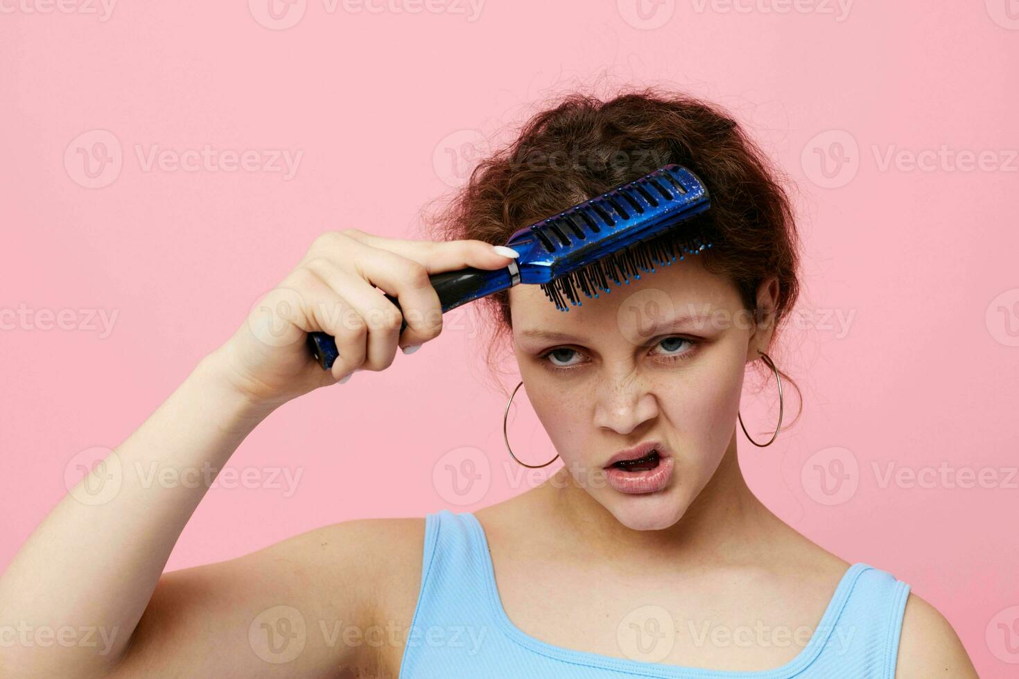 lindo mulher remove cabelo em uma pente insatisfação isolado fundo inalterado foto