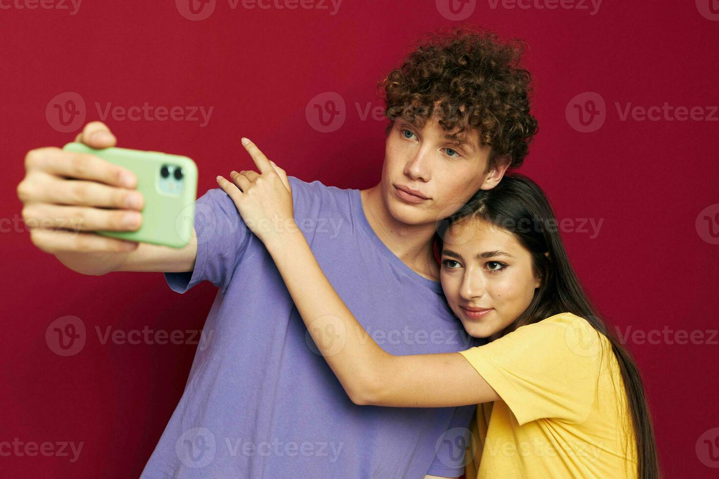 homem e mulher moderno estilo emoções Diversão telefone isolado fundo foto