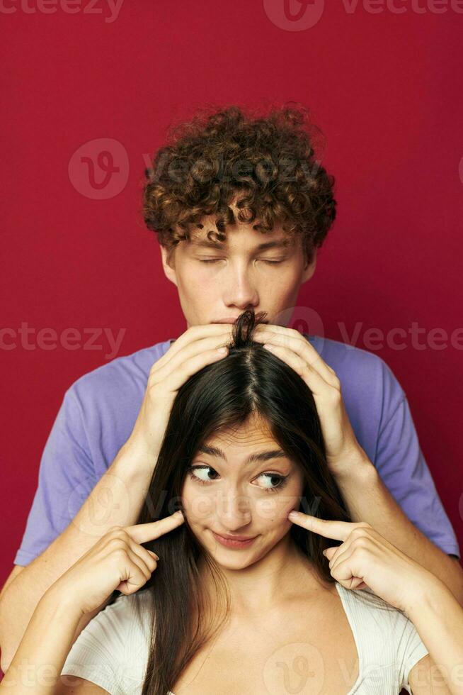 uma jovem casal verão estilo posando moda emoções isolado fundo foto