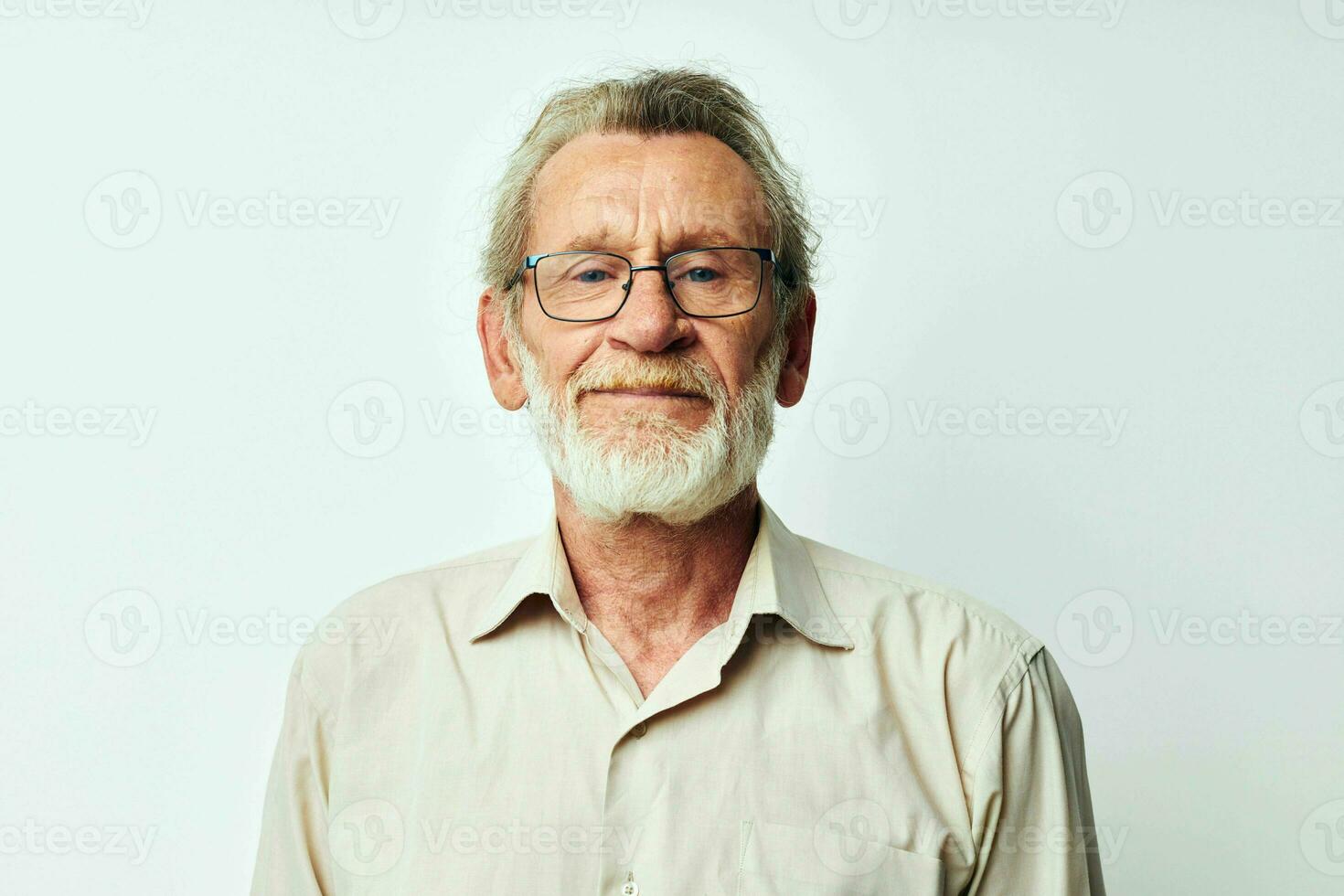 Senior grisalho homem desgasta óculos dentro camisas cortada Visão foto