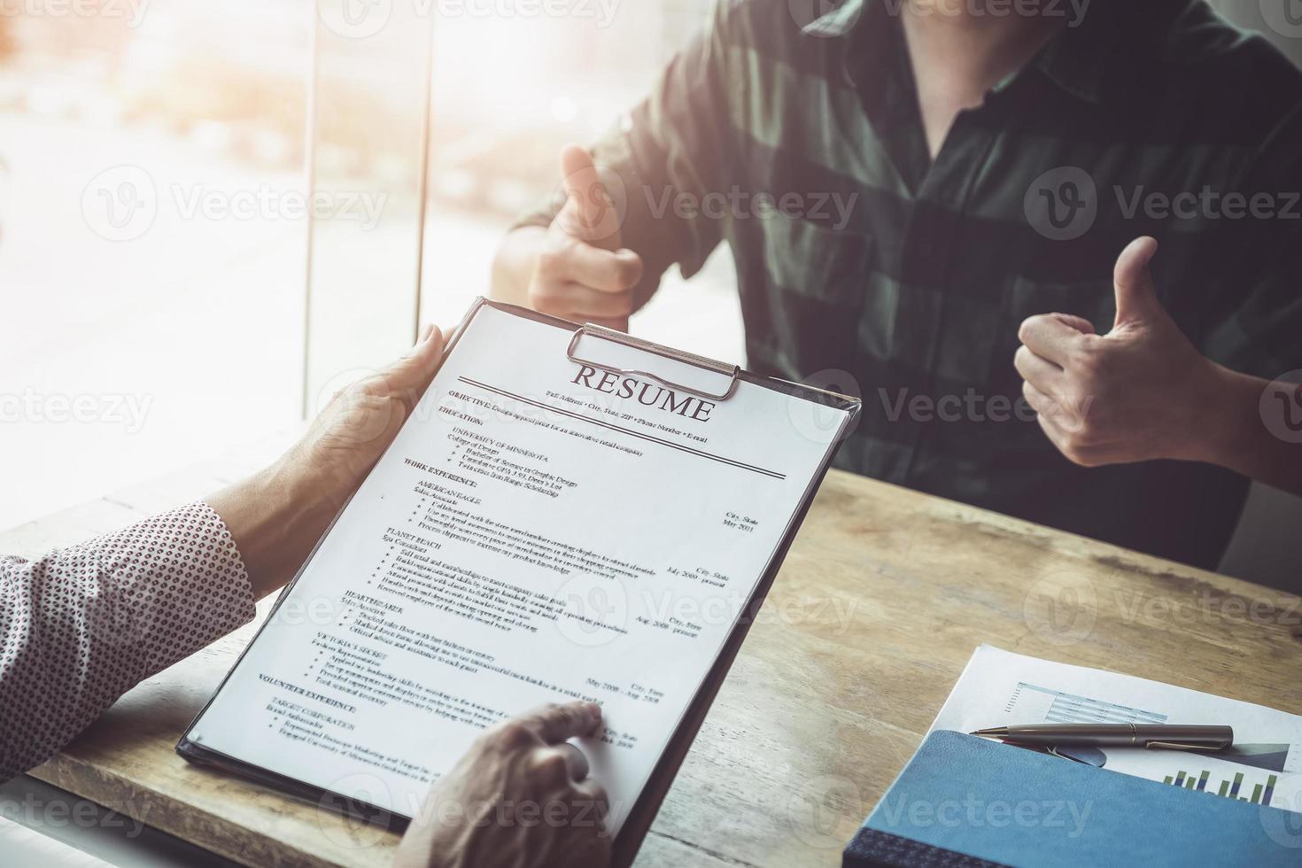 hr auditoria currículo papel do candidato para entrevista foto