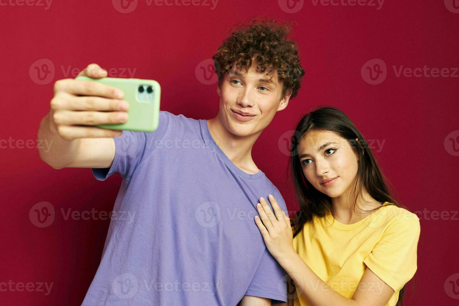 agradável cara e menina levar uma selfie posando abraço isolado fundo foto