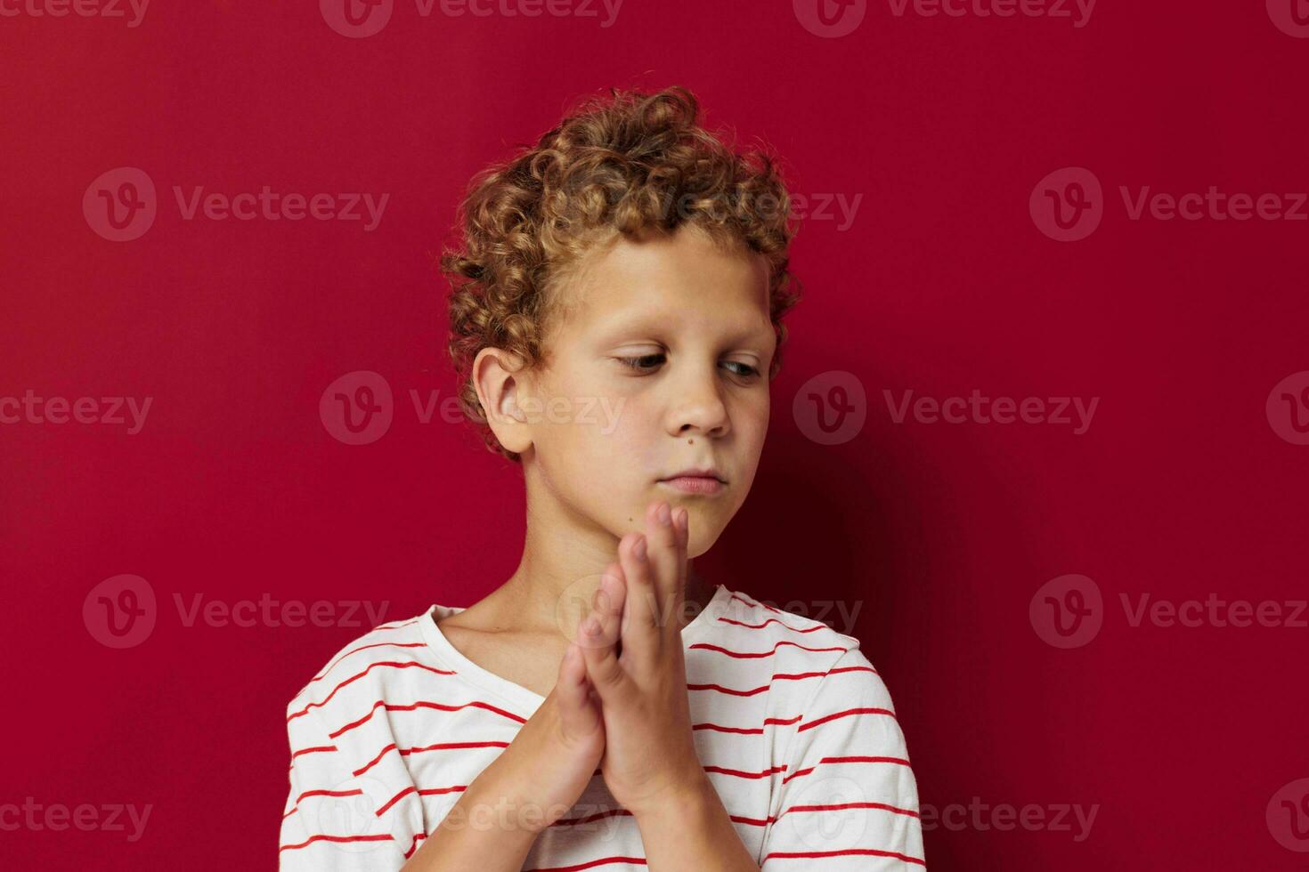 alegre Garoto dentro casual roupas posando emoções vermelho fundo foto