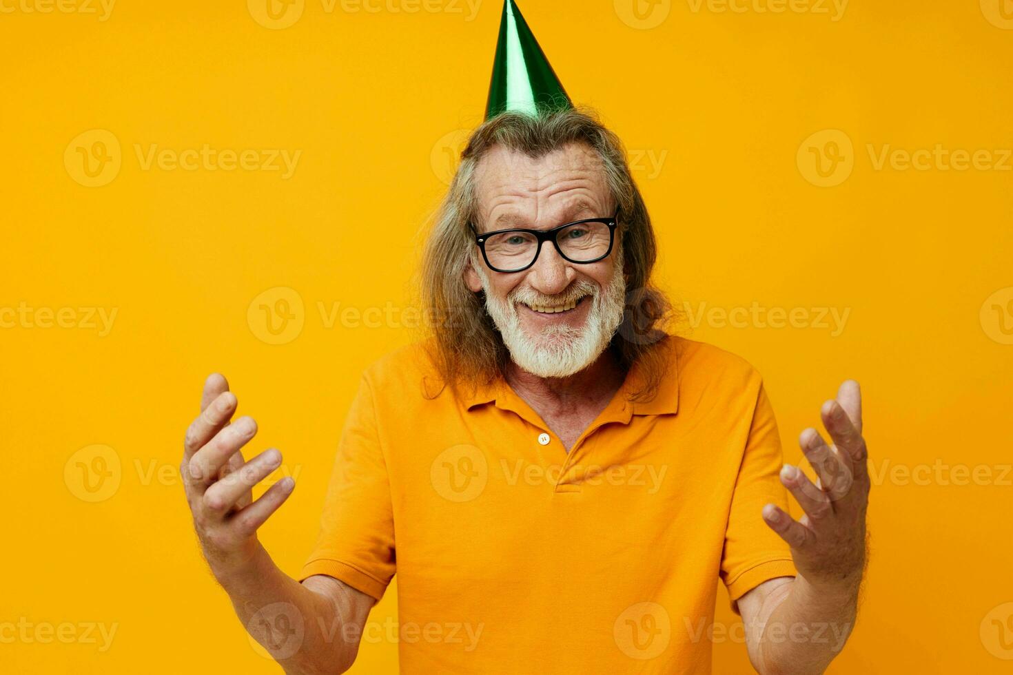 Senior grisalho homem dentro uma amarelo camiseta com uma boné em dele cabeça Diversão cortada Visão foto