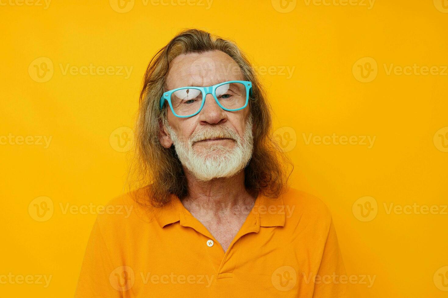 velho homem vestindo azul óculos amarelo camiseta foto