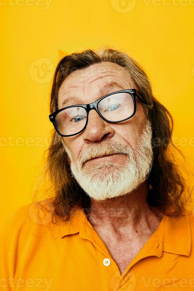 idosos grisalho homem com óculos face fechar-se amarelo fundo foto