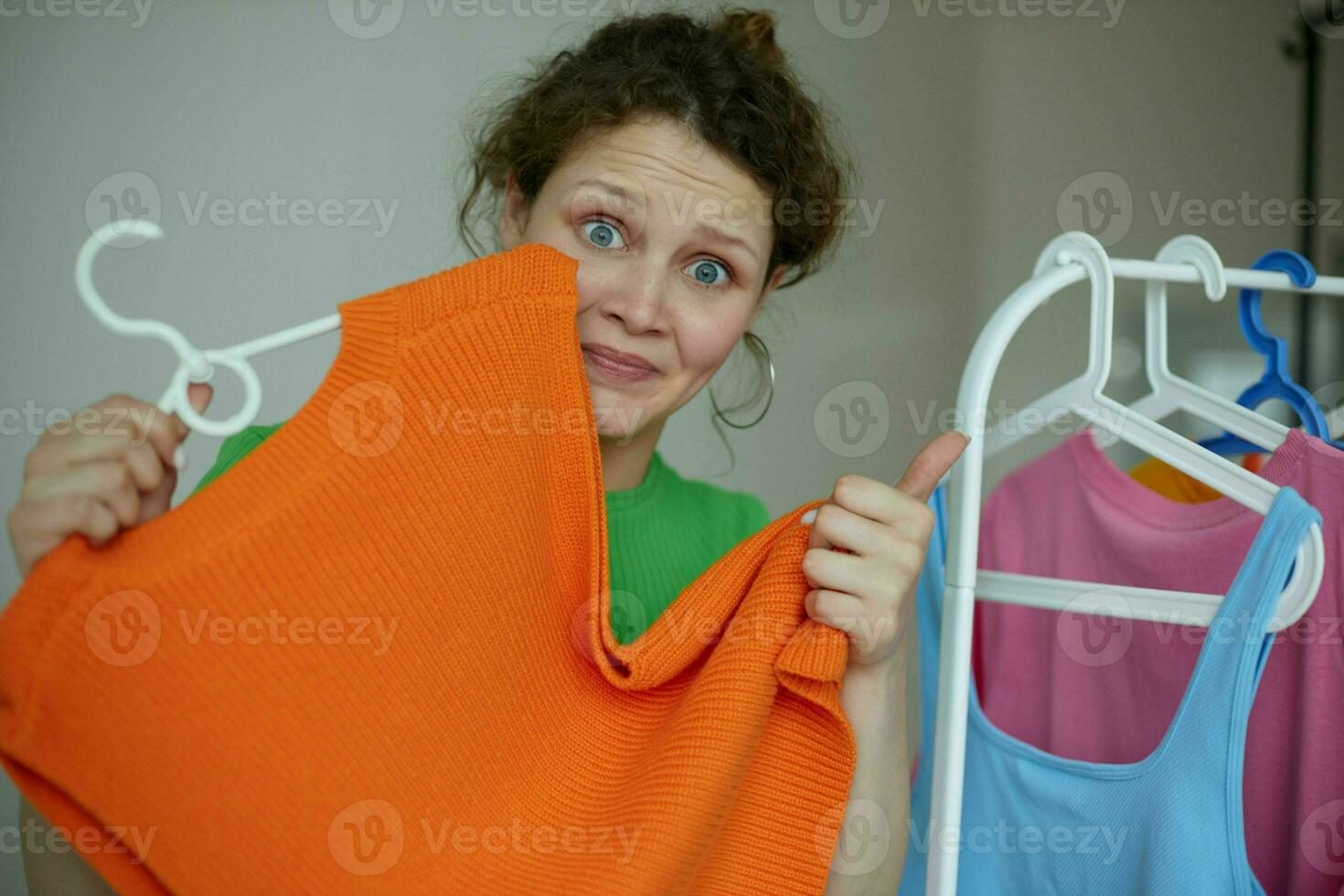 bonita menina tentando em roupas guarda roupa juventude estilo cortada Visão inalterado foto