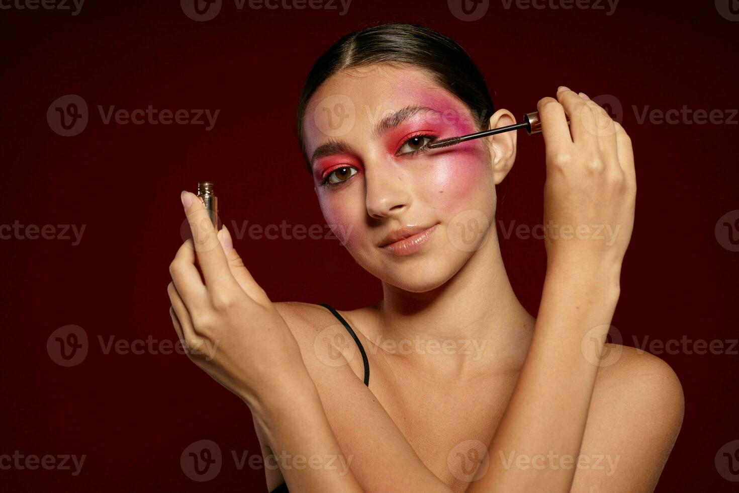 retrato do lindo jovem mulher Rosa face Maquiagem posando atraente Veja pele Cuidado cortada Visão inalterado foto