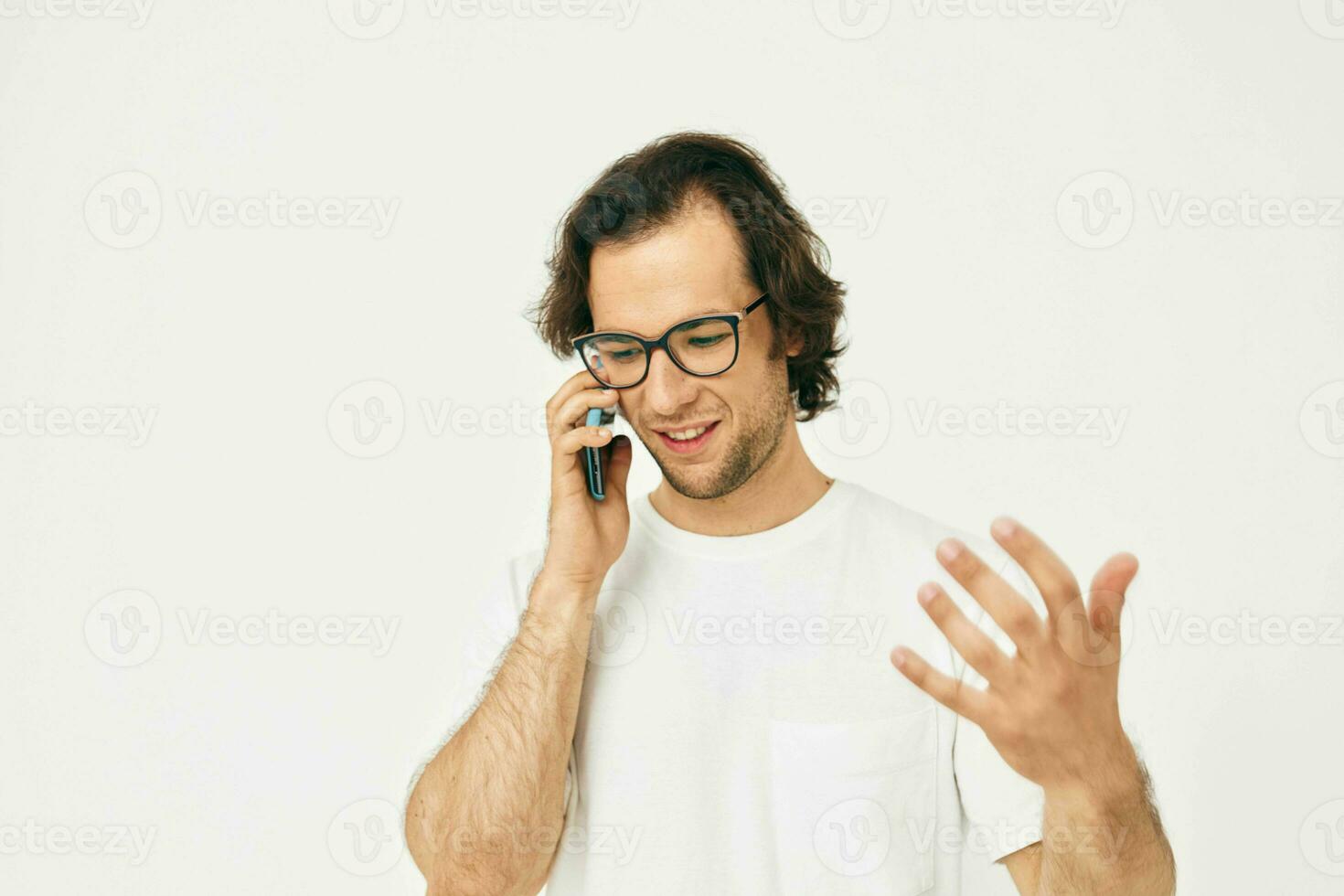 atraente homem falando em a telefone tecnologias estilo de vida inalterado foto