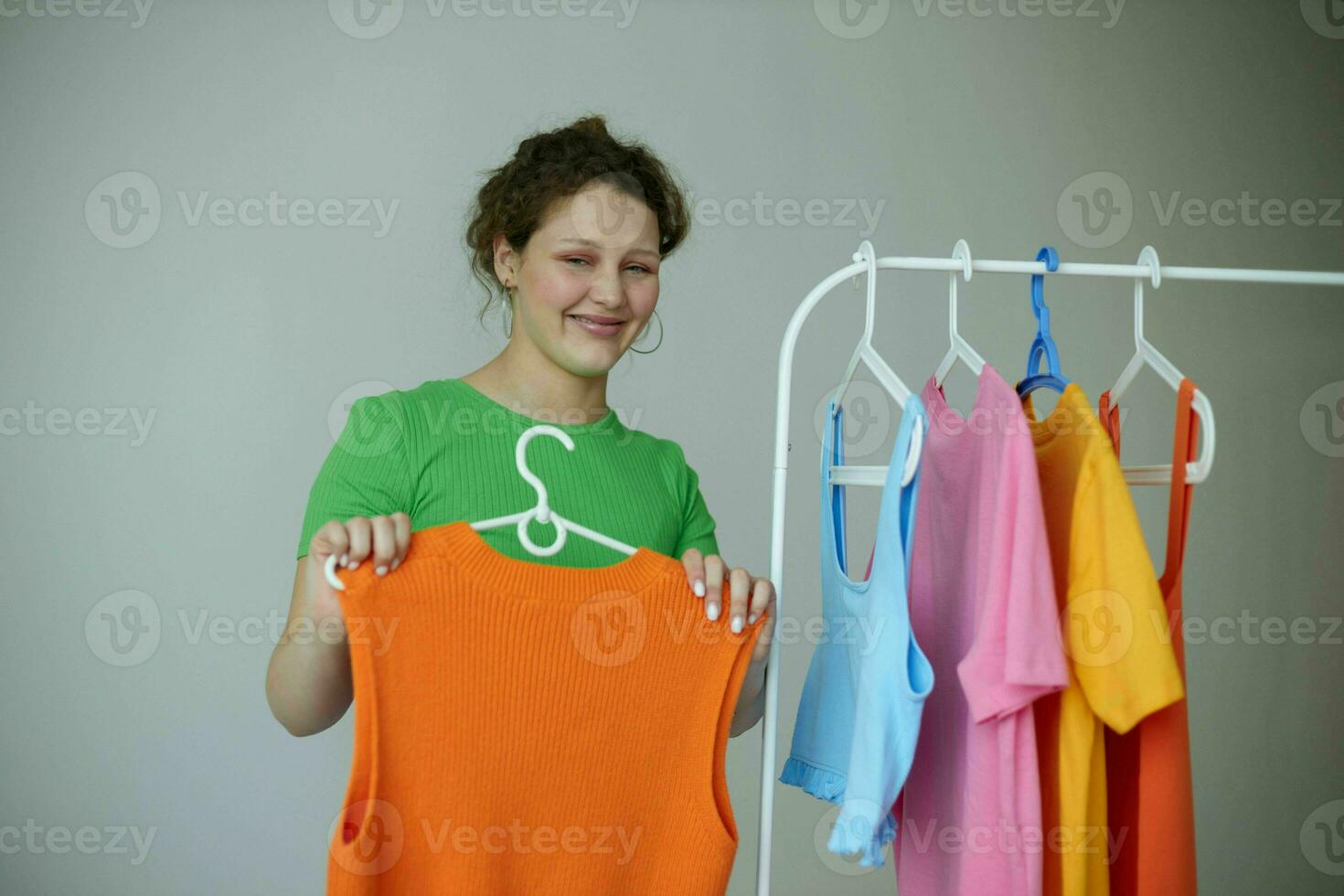 alegre mulher guarda roupa colorida roupas juventude estilo isolado fundos inalterado foto