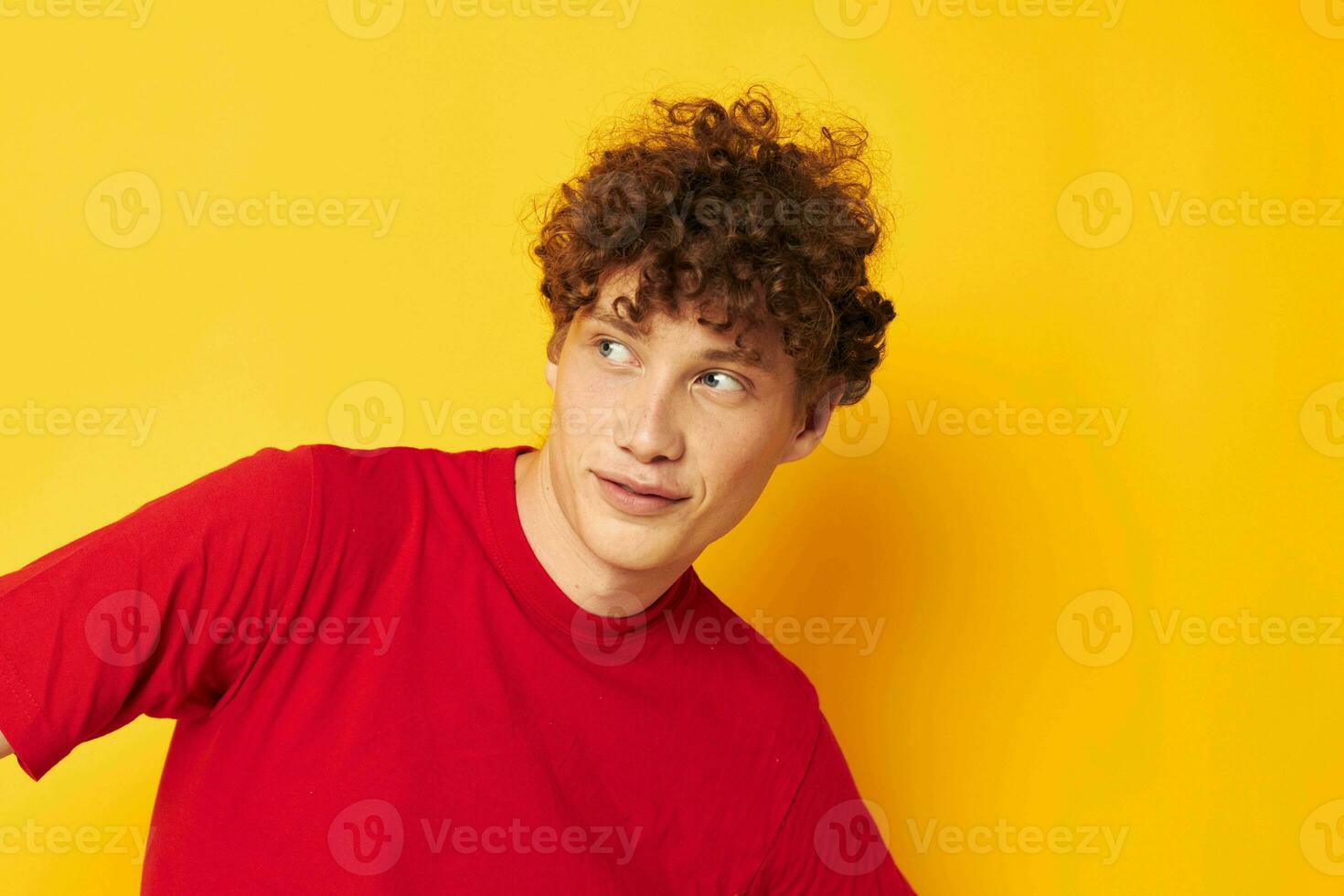 cara com vermelho encaracolado cabelo verão estilo moda posando amarelo fundo inalterado foto