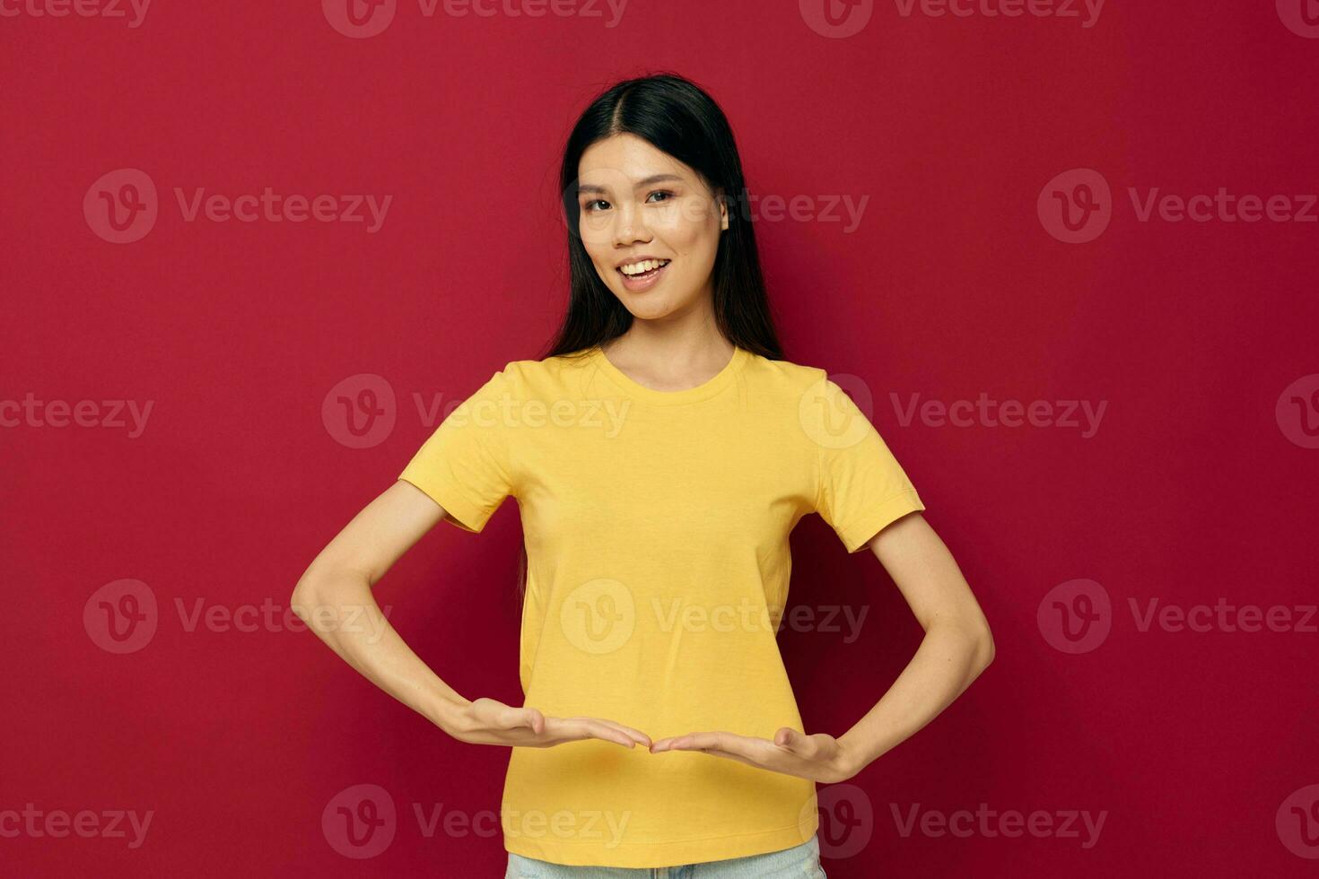 bonita morena dentro uma amarelo camiseta gesticulando com dele mãos Diversão isolado fundo inalterado foto