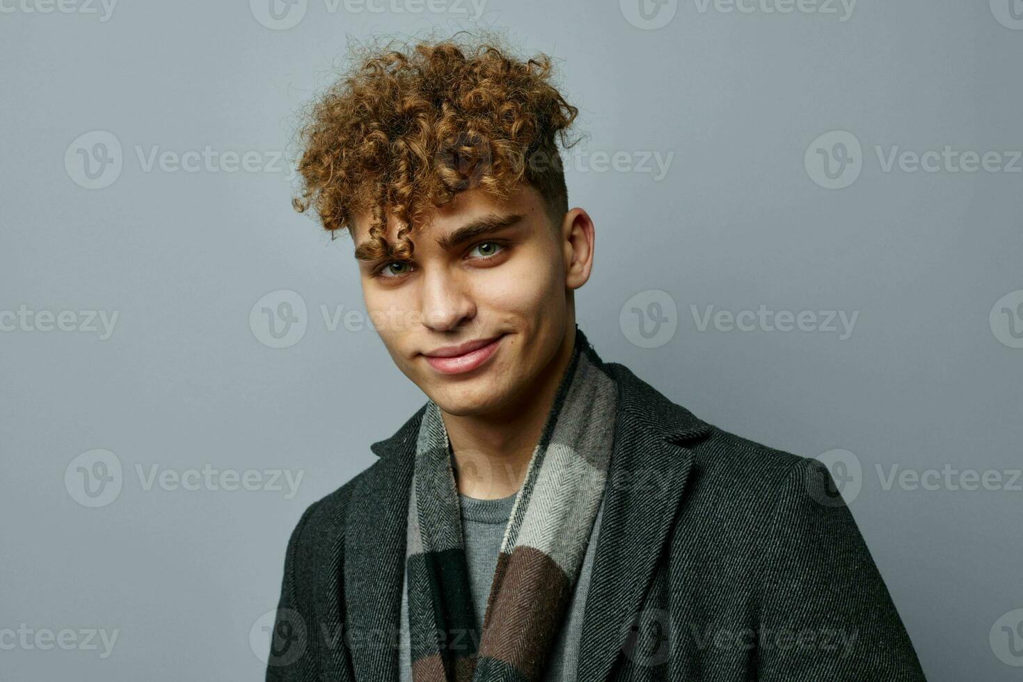 bonito jovem homem Preto casaco posando moda isolado fundo foto