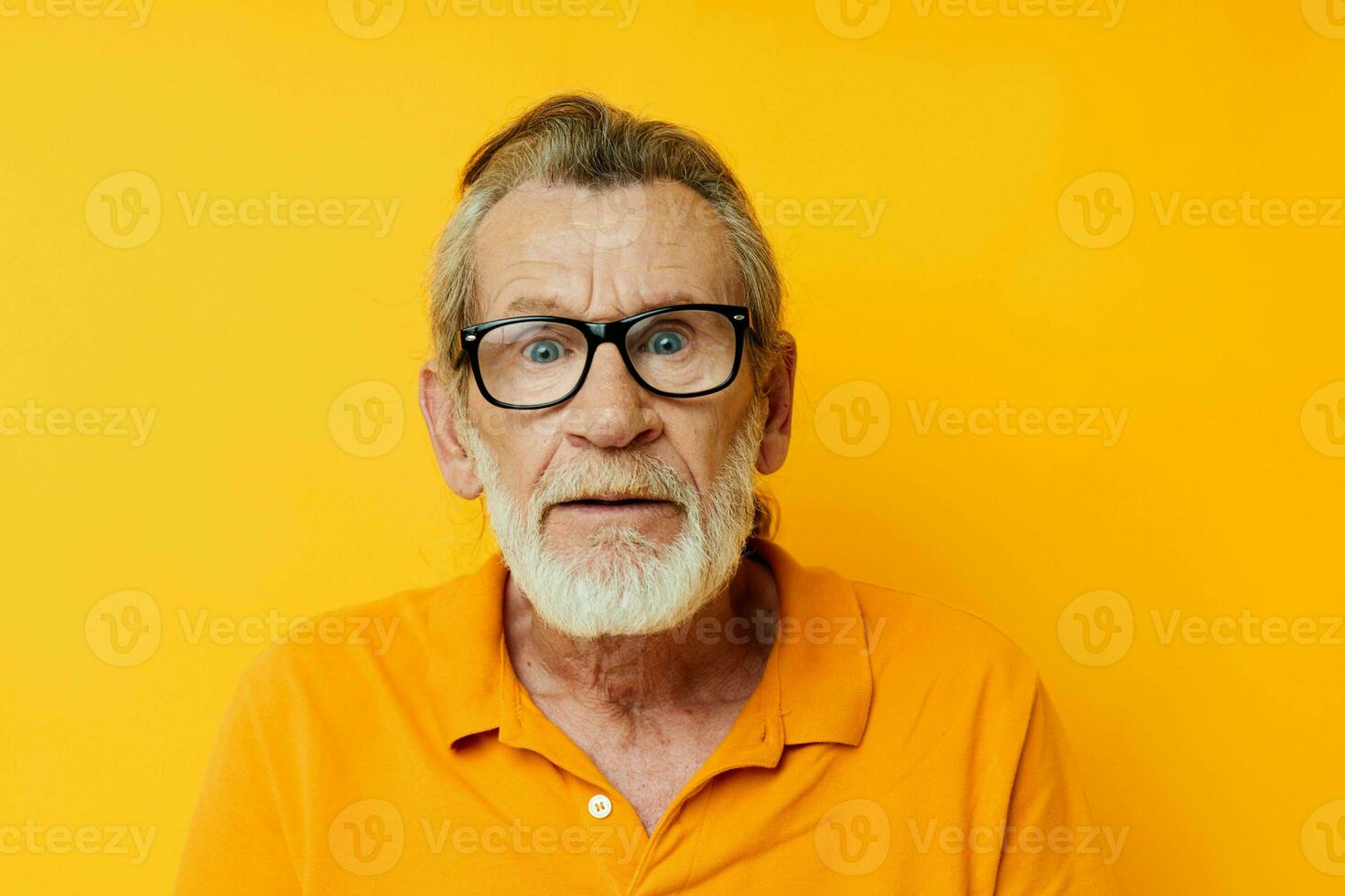 retrato do feliz Senior homem posando amarelo camiseta óculos cortada Visão foto