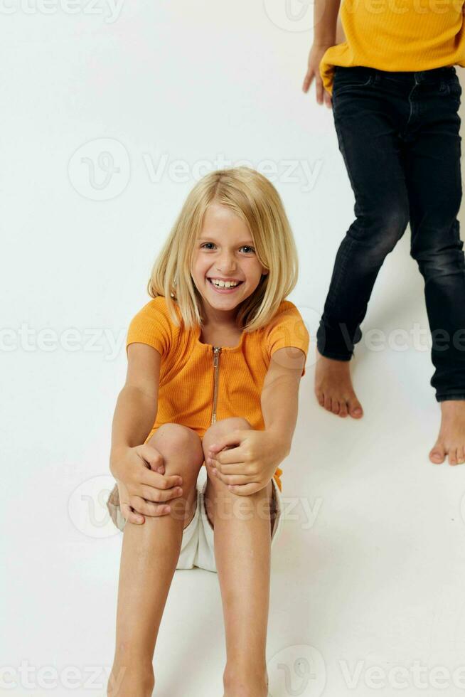 fofa Garoto e menina dentro amarelo Camisetas infância entretenimento estúdio foto