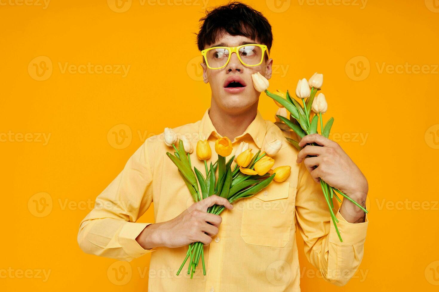 foto do romântico jovem namorado dar flores vestem óculos amarelo camisa estilo de vida inalterado