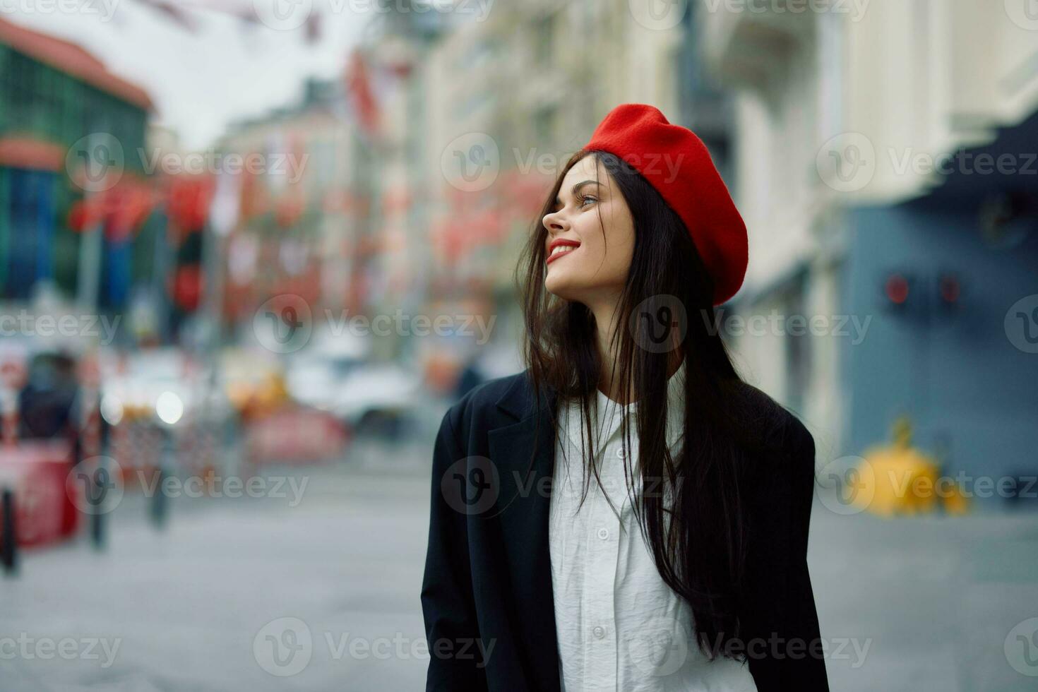 mulher sorrir anda em anda em dentro a cidade contra a pano de fundo do escritório edifícios, à moda elegante vintage roupas e inventar, Primavera andar, viagem. foto