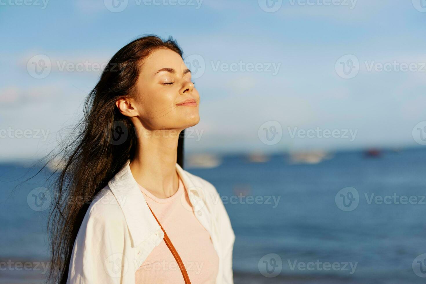 mulher beleza sorrir com dentes liberdade em período de férias anda em ao longo a de praia perto a oceano dentro bali pôr do sol, feliz viagem e férias, pôr do sol luz, vôo cabelo, prazer do relaxamento e harmonia foto