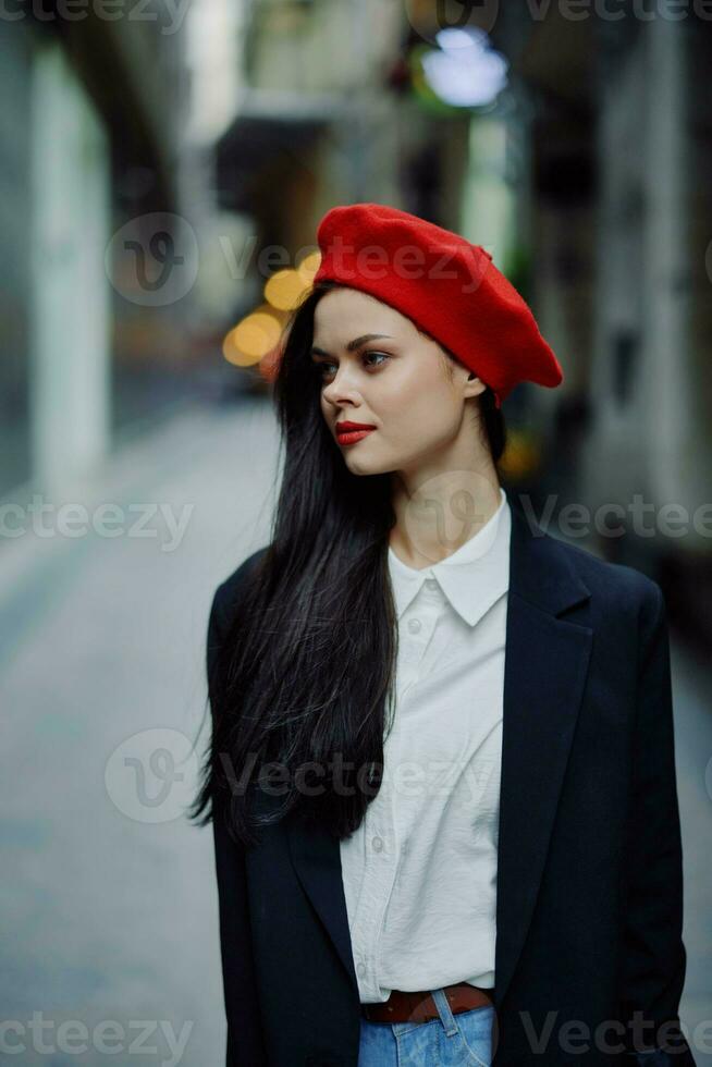 moda mulher retrato caminhando turista dentro à moda roupas com vermelho lábios caminhando baixa limitar cidade rua, viagem, cinematográfico cor, retro vintage estilo, dramático. foto