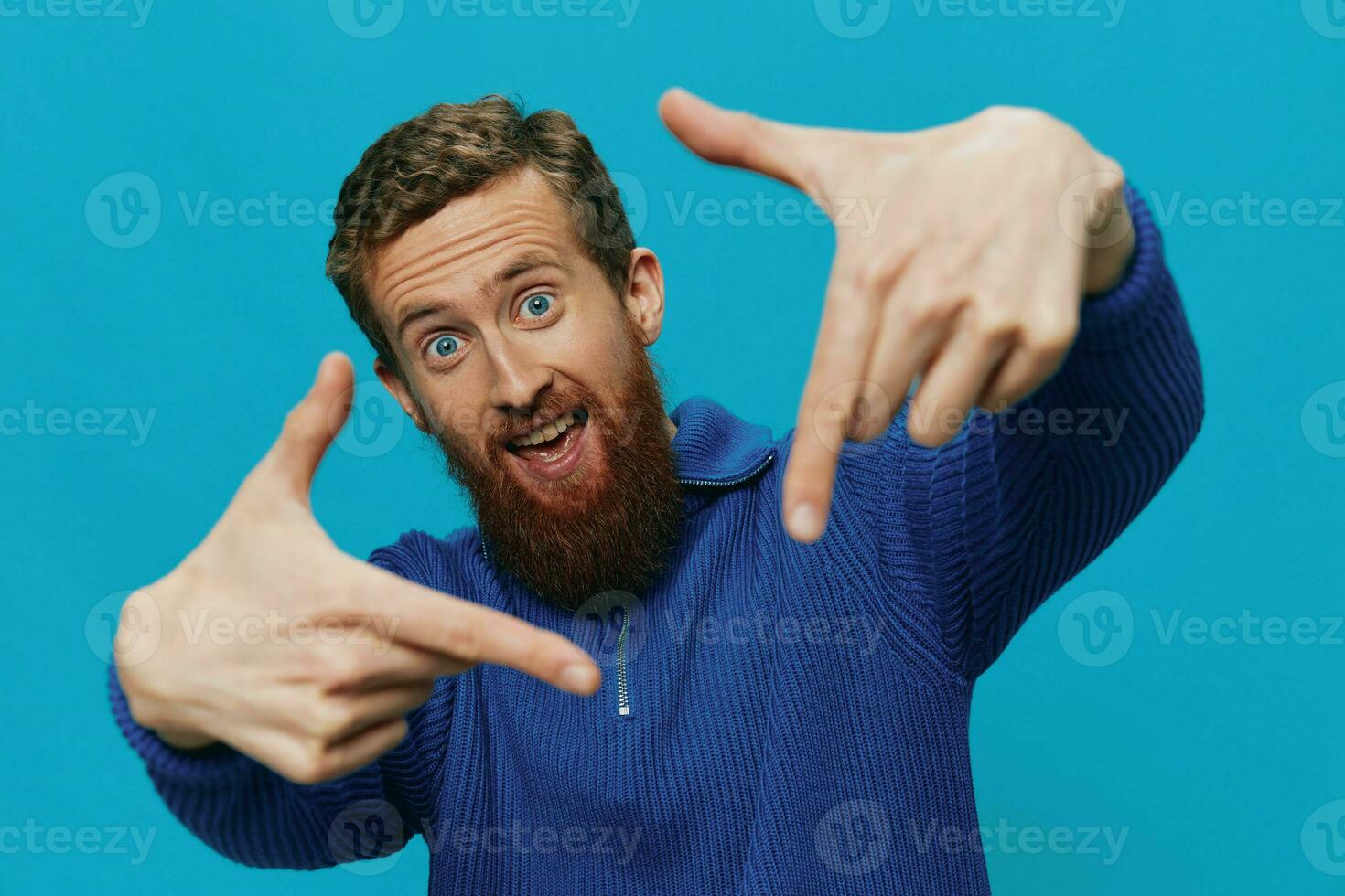 retrato do uma homem dentro uma suéter sorrir e felicidade, mão sinais e símbolos, em uma azul fundo. estilo de vida positivo, cópia de lugar. foto