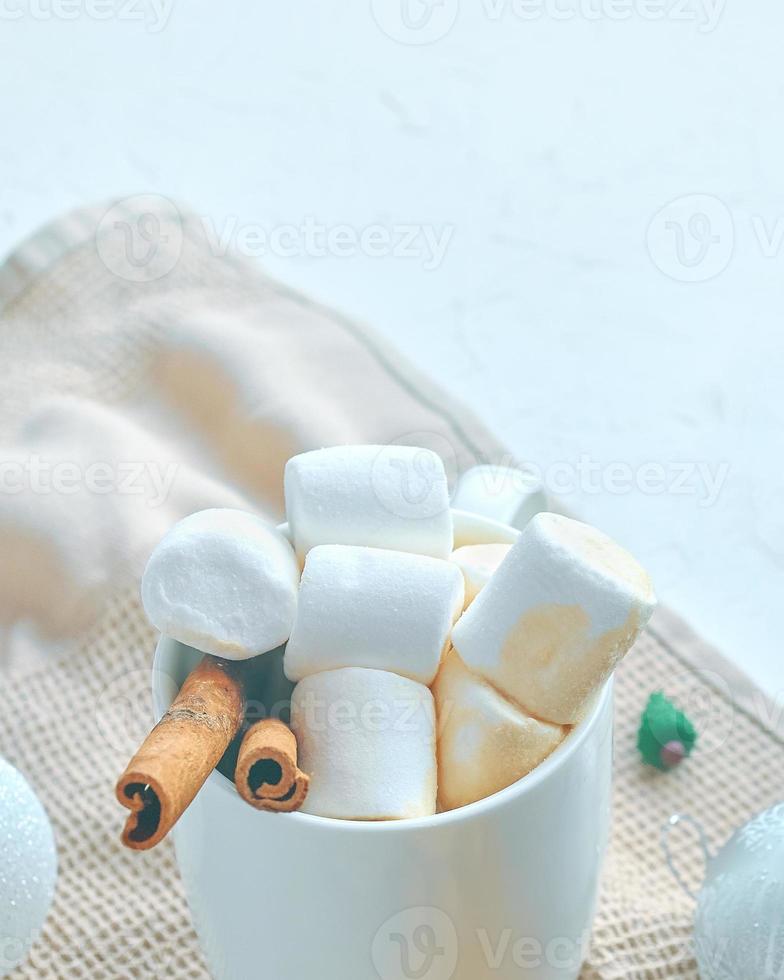 xícara de cacau com marshmallows e canela foto