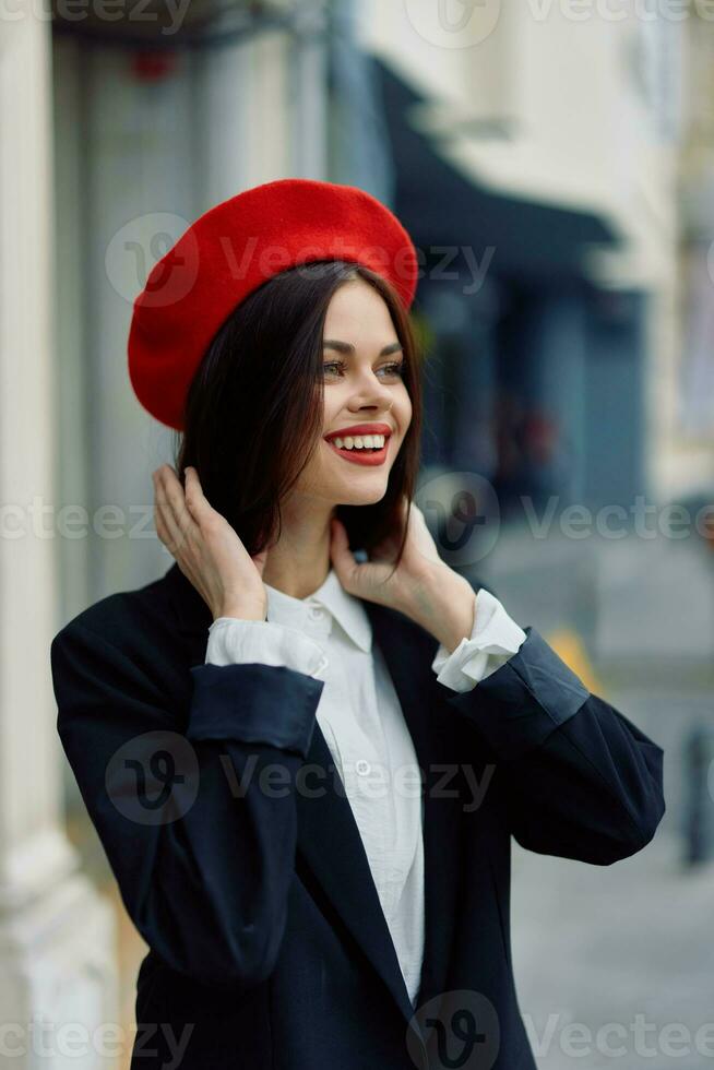 moda mulher sorrir Primavera caminhando dentro a cidade dentro à moda roupas com vermelho lábios e vermelho boina, viagem, cinematográfico cor, retro vintage estilo, urbano moda estilo de vida. foto