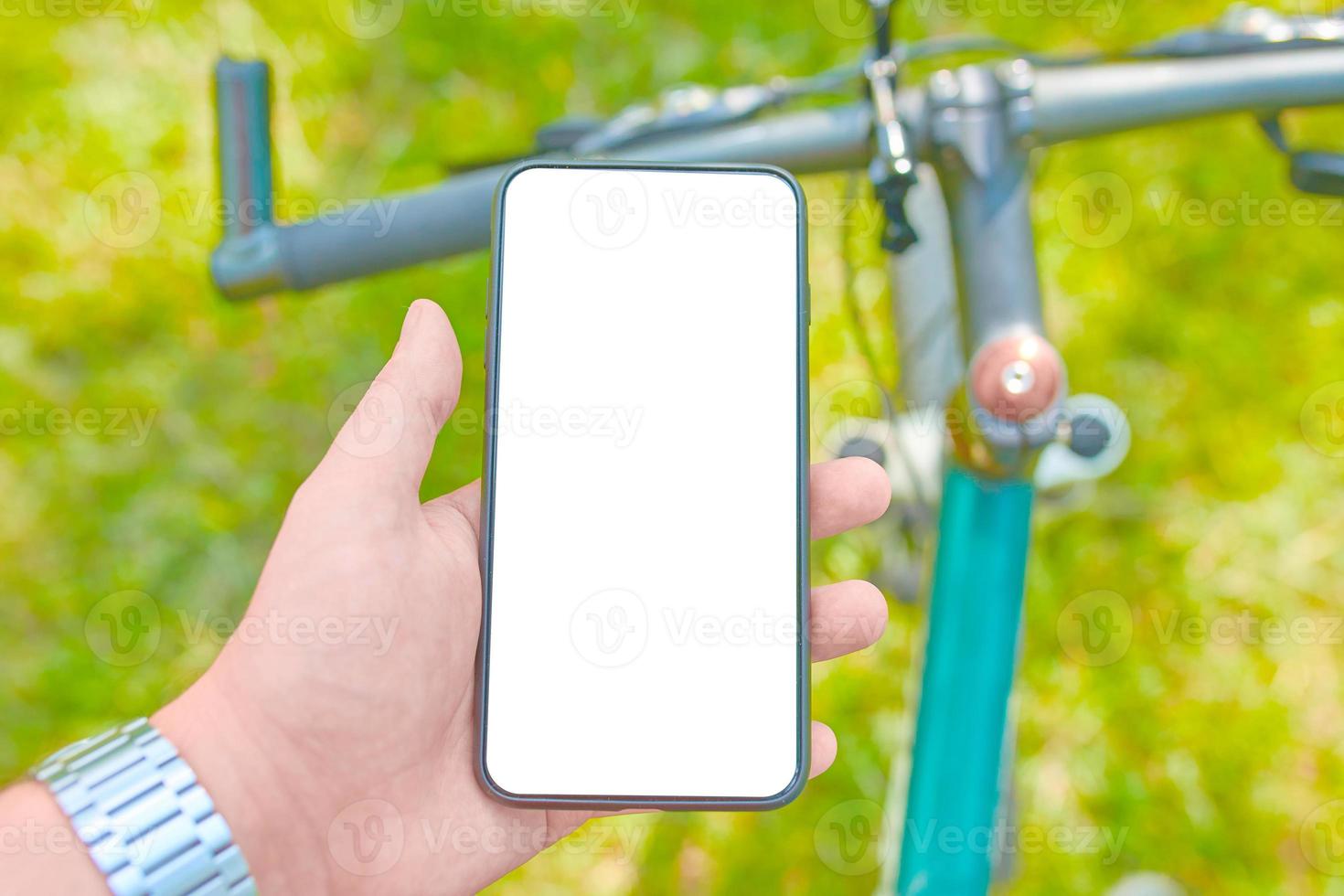 homem treina de bicicleta com smartphone foto