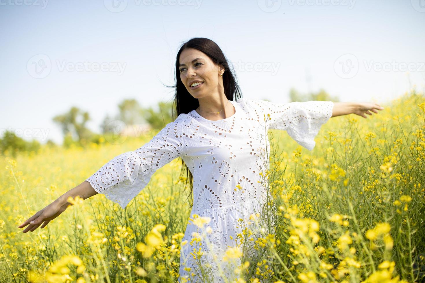 jovem no campo de colza foto