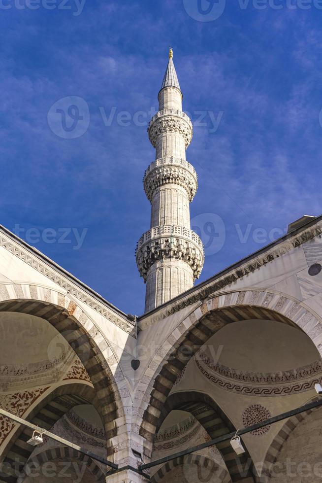 pátio da mesquita suleymaniye em Istambul, Turquia foto