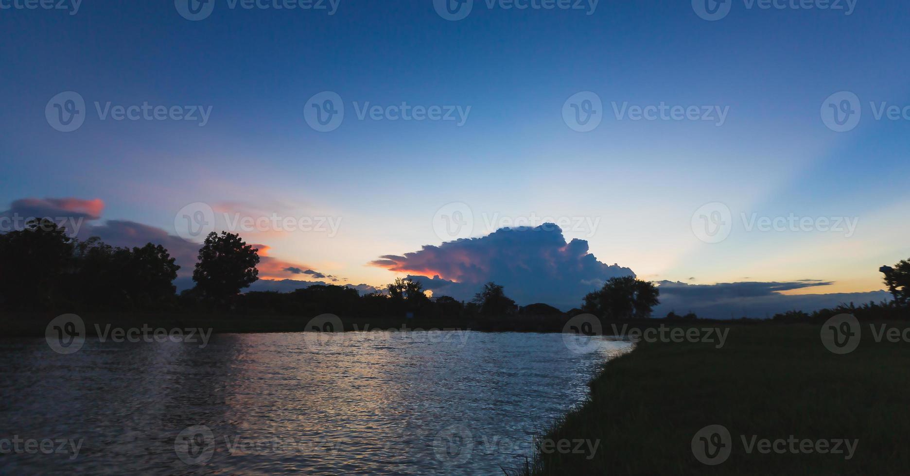 nascer do sol ou pôr do sol com nuvens no rio foto