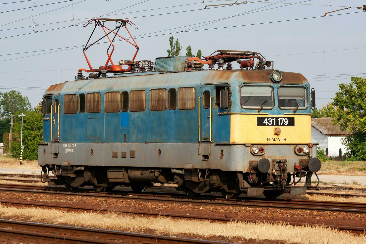 internacional trem transporte. locomotiva trem às estação. global estrada de ferro transporte e envio. foto