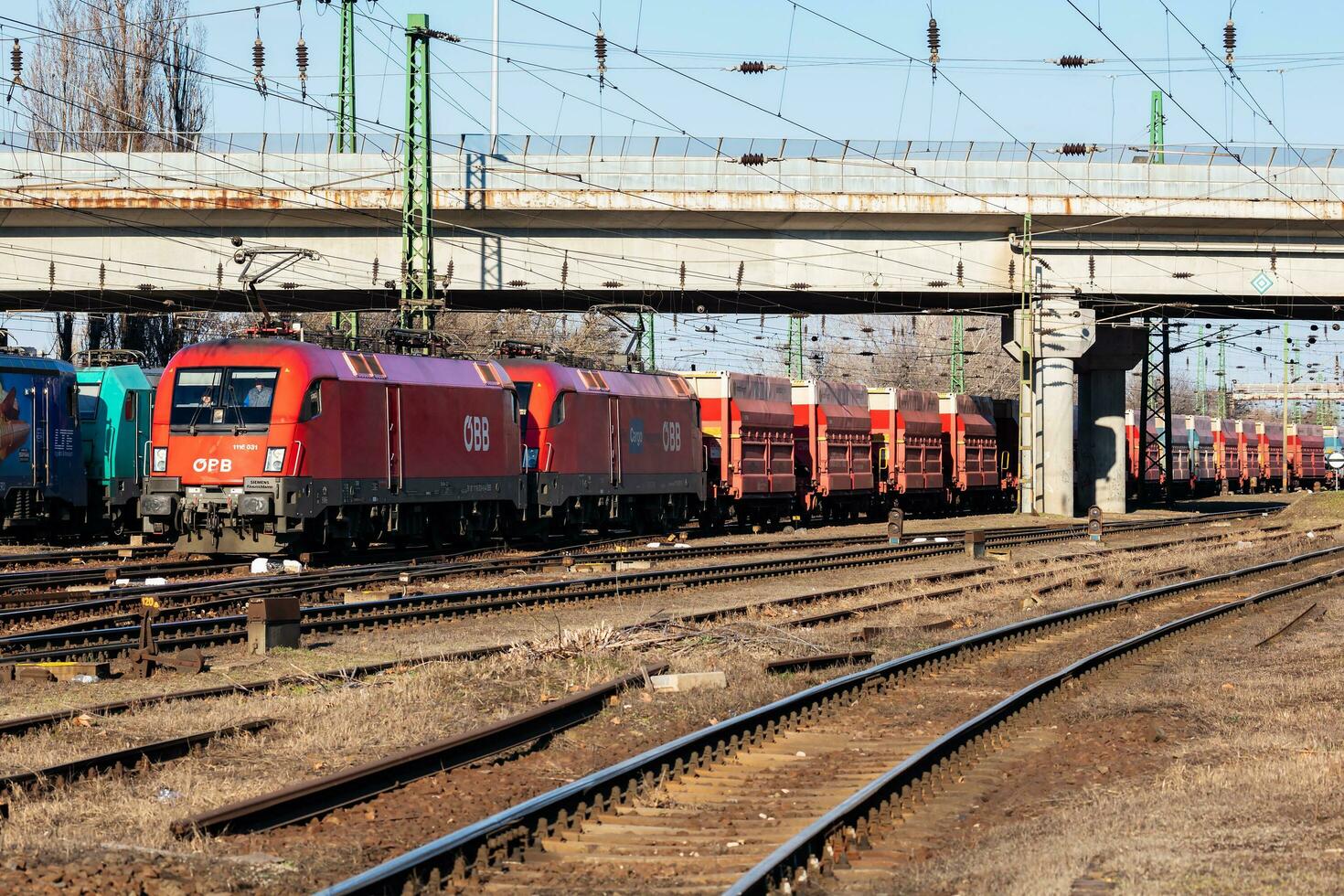 internacional trem transporte. carga frete trem vagão às trem estação. global transporte e envio. foto