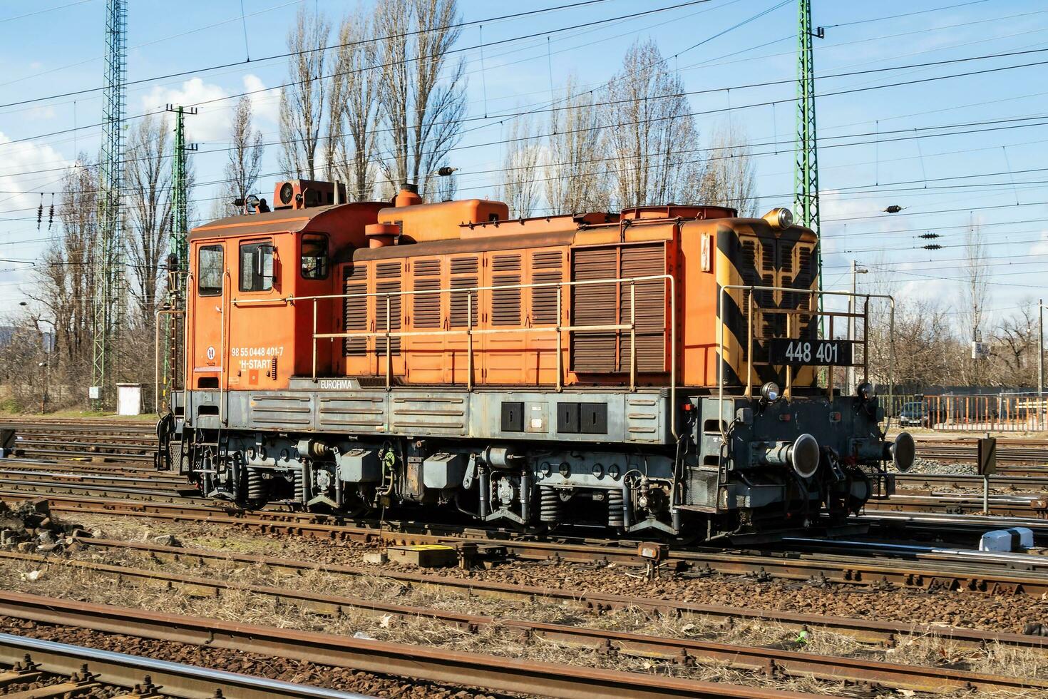 internacional trem transporte. locomotiva trem às estação. global estrada de ferro transporte e envio. foto