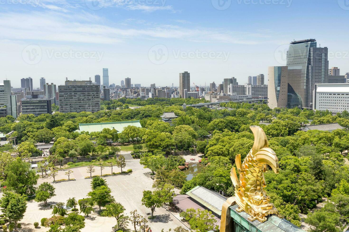 Alto ângulo Visão a partir de a topo do Osaka castelo com telhados e peixinho vem baixa por aí a cidade. foto