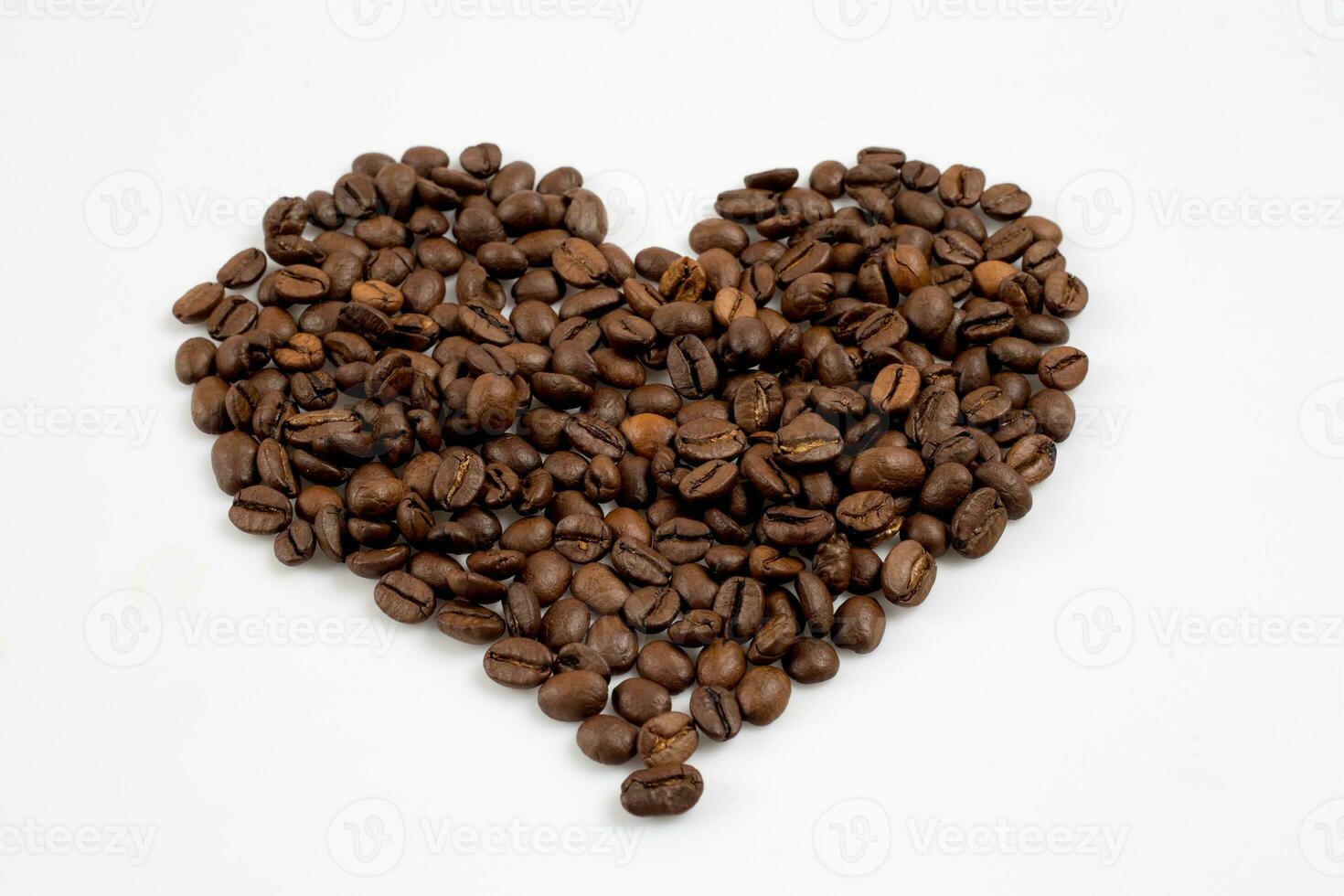 coração em forma assado café feijões foto