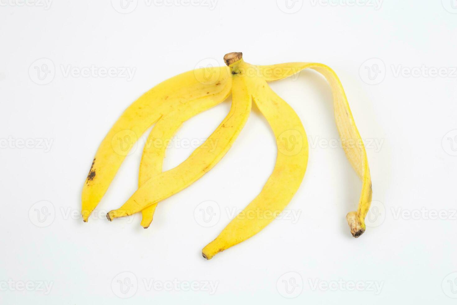 casca de banana no fundo branco foto