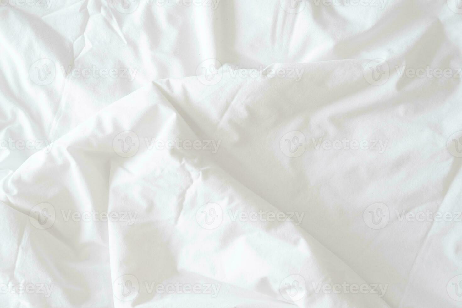 abstrato padronizar do branco amassado cama folha. branco enrugado tecido textura ondulado superfície. fechar acima. foto