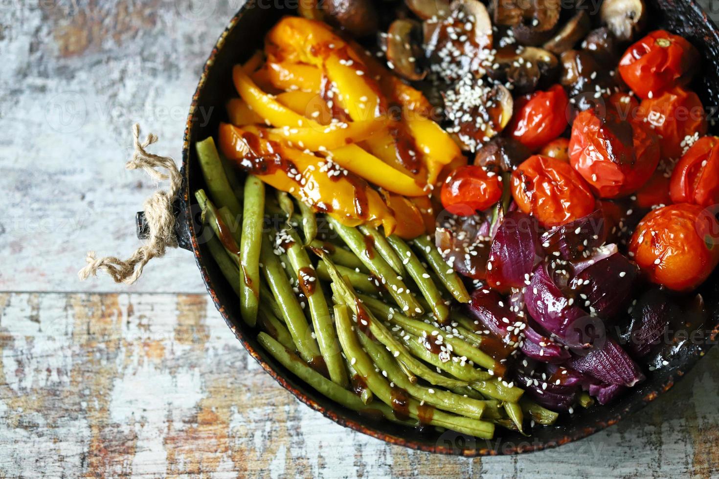 legumes cozidos em uma panela foto