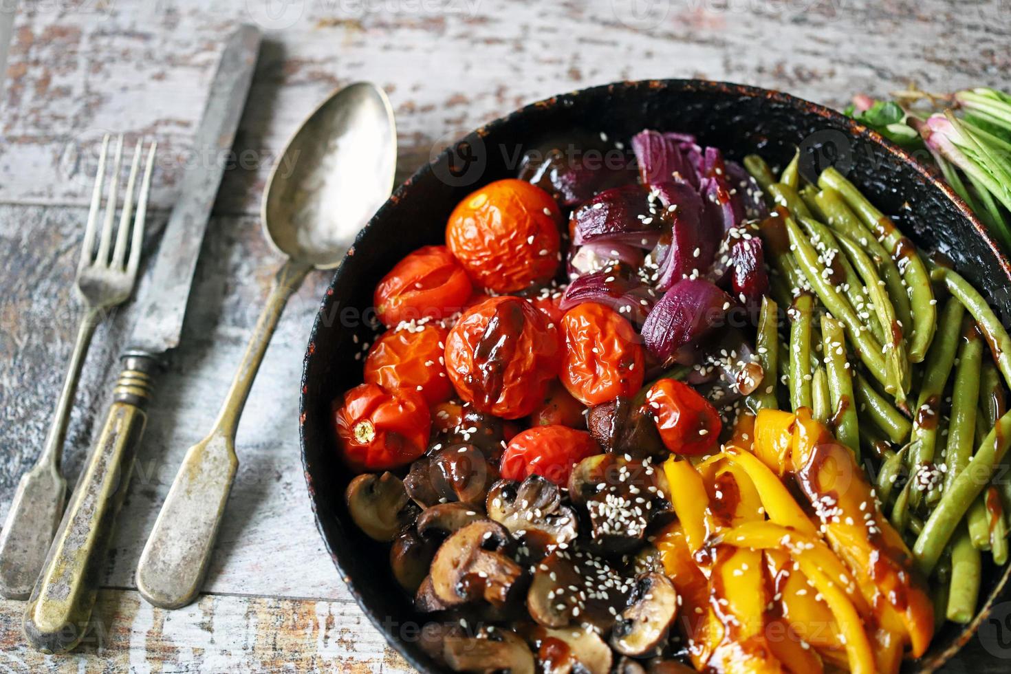 legumes cozidos em uma panela foto