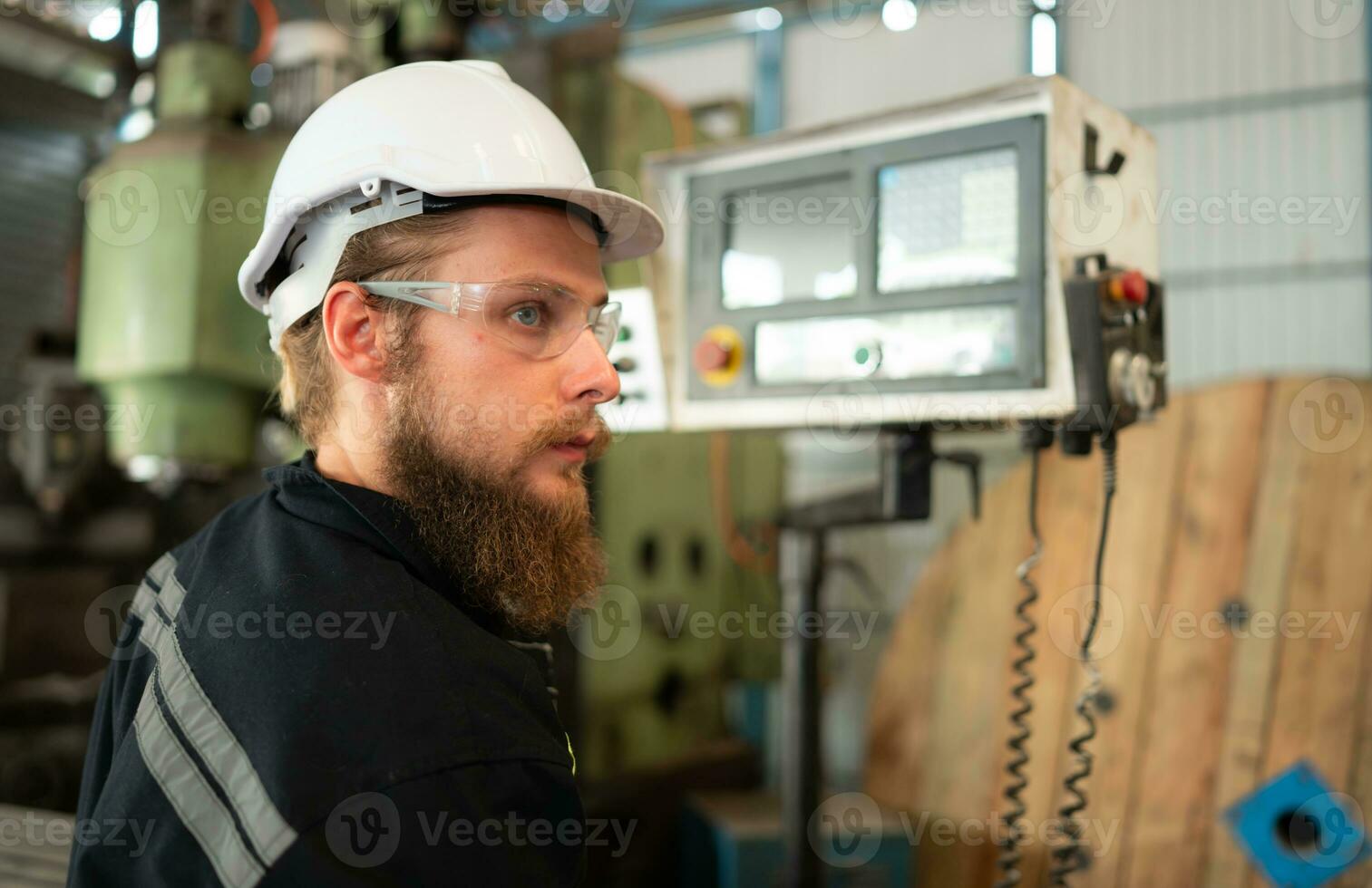 retrato do mecânico engenheiros estão verificação a trabalhando condição do a velho máquina este tem fui usava para alguns tempo. dentro uma fábrica Onde natural luz brilha para a local de trabalho foto