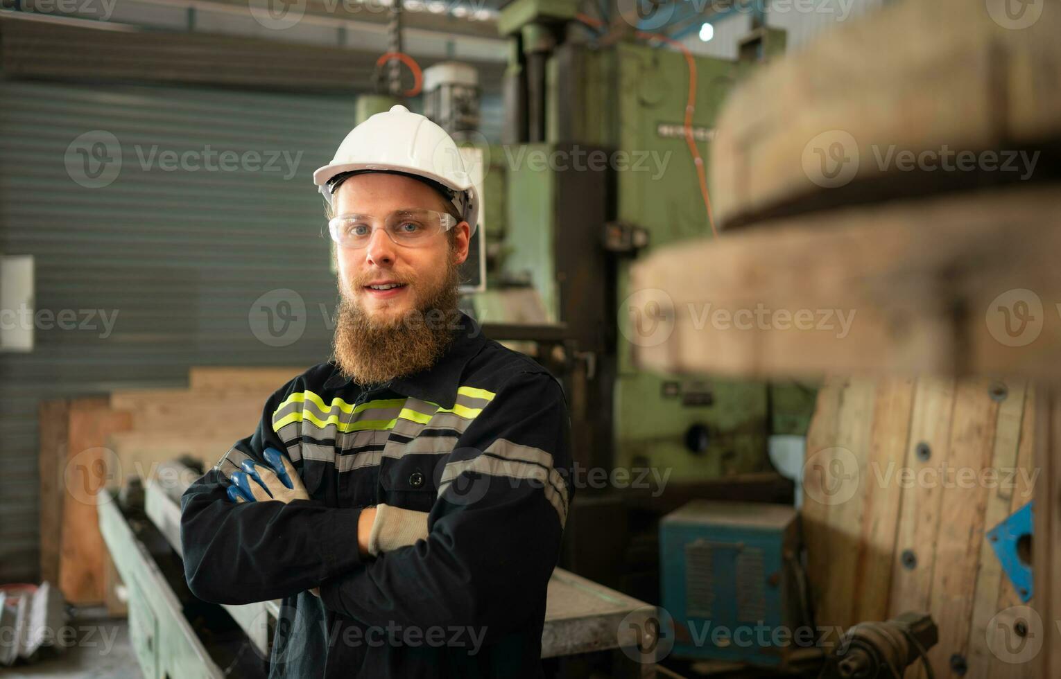 retrato do mecânico engenheiros estão verificação a trabalhando condição do a velho máquina este tem fui usava para alguns tempo. dentro uma fábrica Onde natural luz brilha para a local de trabalho foto