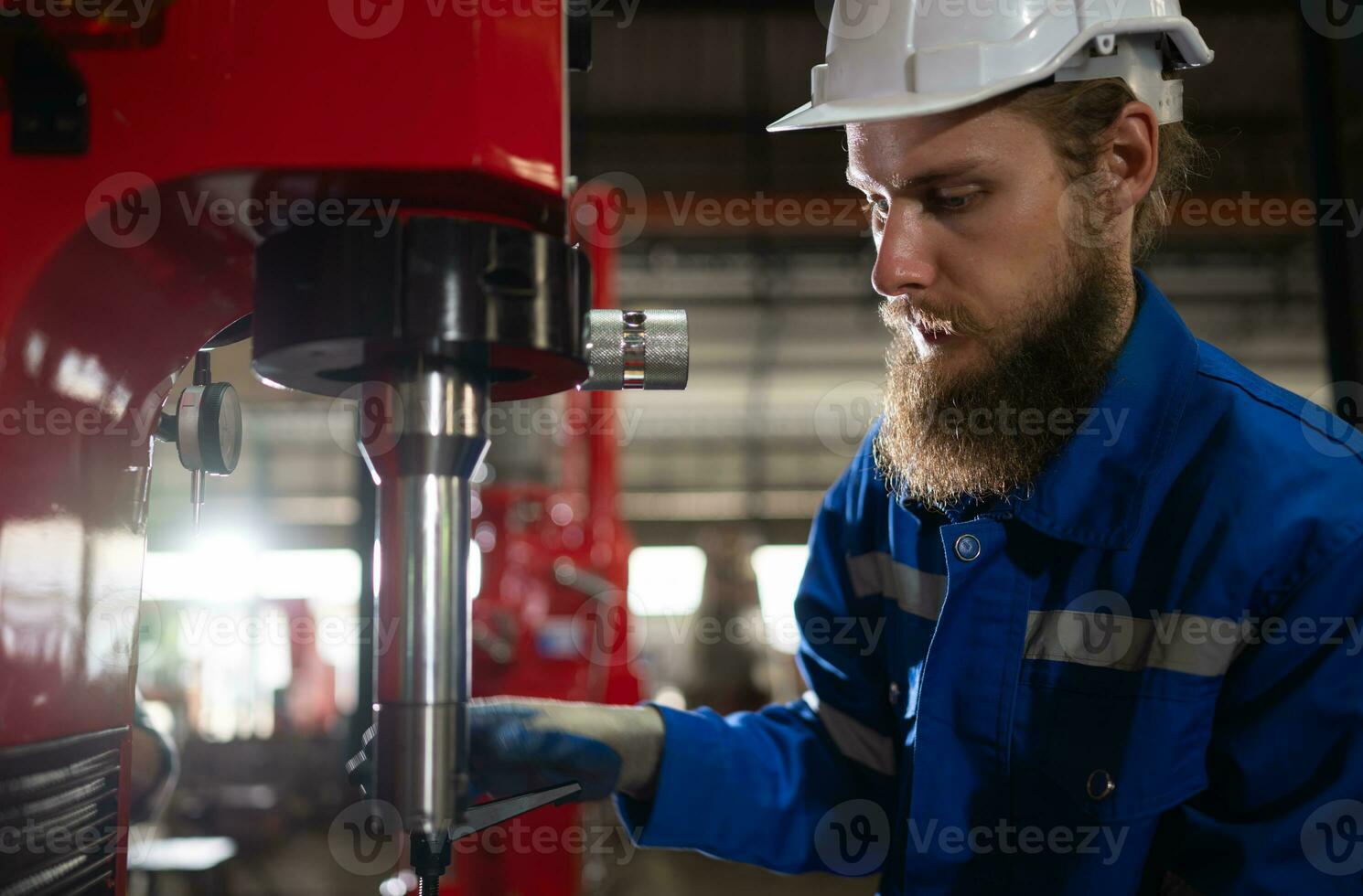 mecânico engenheiros estão verificação a trabalhando condição do a Novo máquina depois de completando a instalação foto