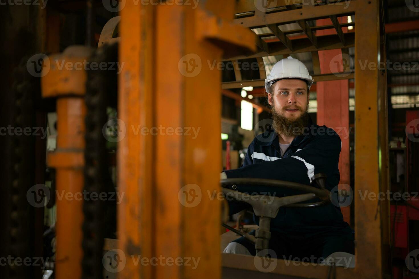 engenheiro Verificações a Operação do a empilhadeira caminhão depois de a reparar é concluído. foto